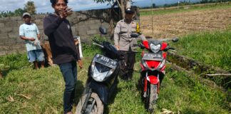 Polisi mengecek motor curian yang ditinggalkan pelaku di kebun di Lingkungan Sutri, Banyuwangi, Rabu (30/11/2022) pagi.