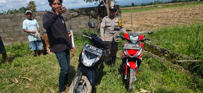WhatsApp Image 2022-11-30 at 17.10.53 Polisi mengecek motor curian yang ditinggalkan pelaku di kebun di Lingkungan Sutri, Banyuwangi, Rabu (30/11/2022) pagi.