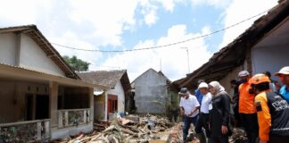 Bupati Banyuwangi Ipuk Fiestiandani meninjau banjir bandang di Desa Kalibaru Wetan, Kecamatan Kalibaru, Jumat (4/11/2022) siang/udi