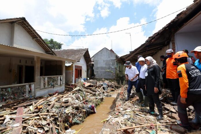 Bupati Banyuwangi Ipuk Fiestiandani meninjau banjir bandang di Desa Kalibaru Wetan, Kecamatan Kalibaru, Jumat (4/11/2022) siang/udi