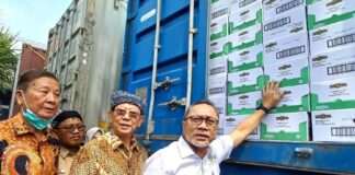 Menteri Perdagangan RI, Zulkifli Hasan melepas ekspor ikan sarden perdana ke Australia di Muncar, Banyuwangi, Selasa (22/11/2022) siang/udi.