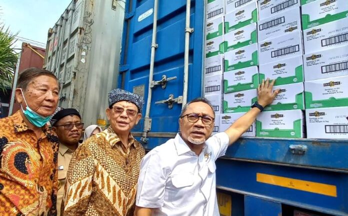 ekspor sarden Menteri Perdagangan RI, Zulkifli Hasan melepas ekspor ikan sarden perdana ke Australia di Muncar, Banyuwangi, Selasa (22/11/2022) siang/udi.