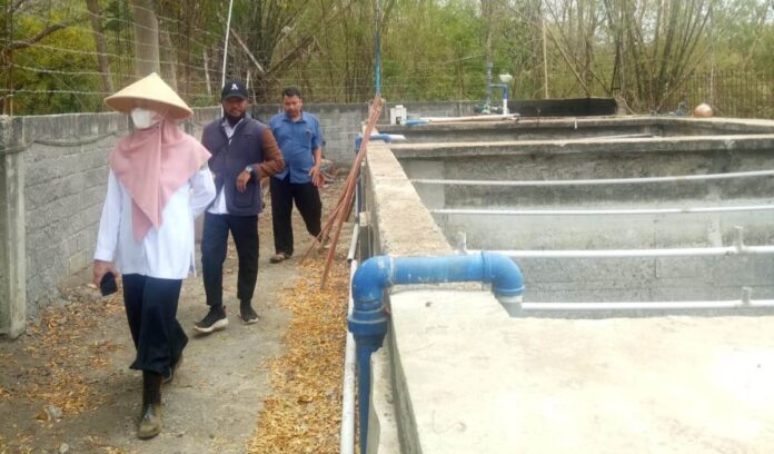 ipal Petugas DLH Banyuwangi mengecek IPAL pabrik yang diduga memicu bau busuk di Desa Bangsring, Banyuwangi/ist.