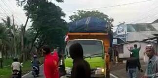 Warga Desa Bangring, Banyuwangi menghadang truk sampah, Senin (21/11/2022) pagi.