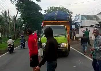 sampah Warga Desa Bangring, Banyuwangi menghadang truk sampah, Senin (21/11/2022) pagi.