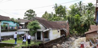 Jembatan di Desa Kalibaru Wetan, Banyuwangi rusak akibat banjir bandang, 3 November lalu.