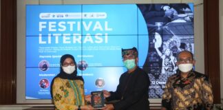 Peluncuran buku budaya Osing Banyuwangi di pendopo Banyuwangi, Senin (12/12/2022) malam/udi