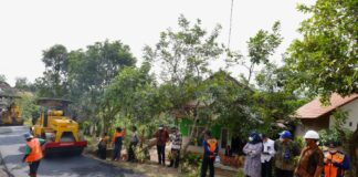 alan di dekat pertambangan emas Pesanggaran,Banyuwangi dihotmix menjelang akhir tahun.