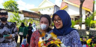 Bupati Banyuwangi Ipuk Fiestiandani menggendong salah satu hewan piaraan dalam fashion show di Banyuwangi, Selasa (13/12/2022) siang.