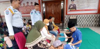 Warga binaan LP Banyuwangi menggelar ritual basuh kaki memperingati Hari Ibu, Kamis (22/12/2022) siang.