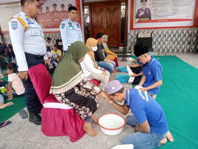 WhatsApp Image 2022-12-22 at 16.49.21 Warga binaan LP Banyuwangi menggelar ritual basuh kaki memperingati Hari Ibu, Kamis (22/12/2022) siang.