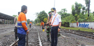 Petugas KA memeriksa jalur lintasan kereta api di Jember-Banyuwangi.