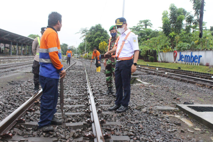 WhatsApp Image 2022-12-23 at 09.06.27 Petugas KA memeriksa jalur lintasan kereta api di Jember-Banyuwangi.