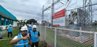Dirjen Energi Baru Terbarukan dan Konservasi Energi (EBTKE) Kementerian ESDM, Dadan Kusdiana mengecek gardu induk PLN di Banyuwangi, Senin (26/12/2022) pagi