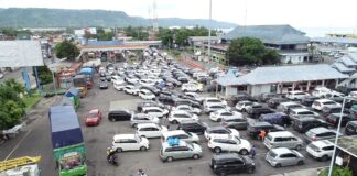 Antrean kendaraan ke Bali memadati Pelabuhan Ketapang, Banyuwangi, Senin (26/12/2022) siang.