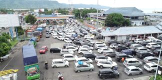 Kendaraan antre di Pelabuhan Ketapang, Banyuwangi saat puncak libur Natal.