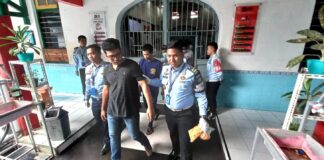 Pengirim sabu dan warga binaan Lapas Banyuwangi digelandang petugas setelah kedapatan memasukkan sabu, Senin (26/12/2022) siang/udi.