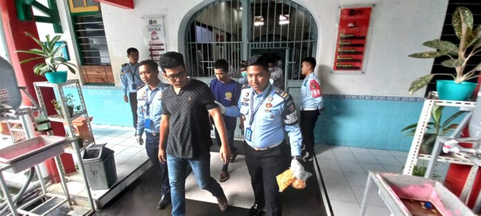 sabu lapas Pengirim sabu dan warga binaan Lapas Banyuwangi digelandang petugas setelah kedapatan memasukkan sabu, Senin (26/12/2022) siang/udi.
