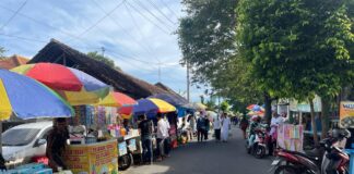 Lapak UMKM berjejer di lokasi Festival Tradisi Islam Nusantara di Banyuwangi, Senin (9/1/2023) malam.
