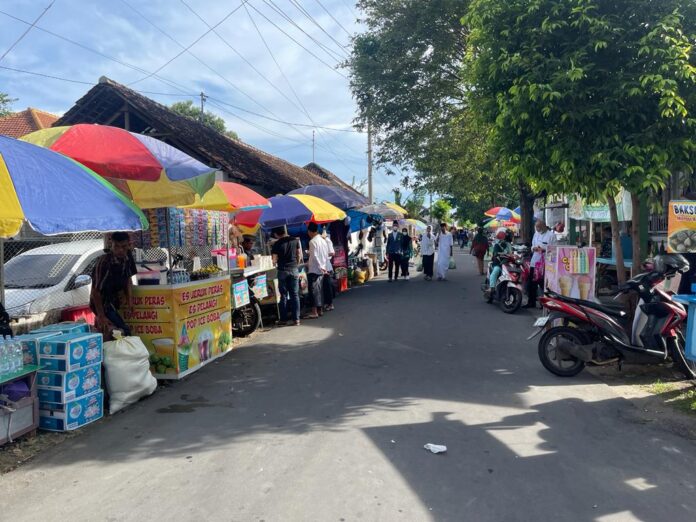 IMG-20230109-WA0023 Lapak UMKM berjejer di lokasi Festival Tradisi Islam Nusantara di Banyuwangi, Senin (9/1/2023) malam.