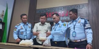 Kepala Lapas Banyuwangi, Wahyu Indarto (tengah) menunjukkan barang bukti minuman sereal bercampur pil trek, Selasa (17/1/2023) siang.