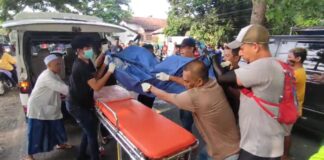 Warga mengevakuasi pelajar yang tewas terlindas truk di Banyuwangi, Jumat (20/1/2023) pagi.