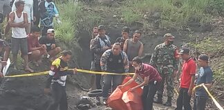 Petugas mengevakuasi mayat perempuan misterius di Sungai Setail, Tegaldlimo, Banyuwangi, Jumat (20/1/2023) pagi.