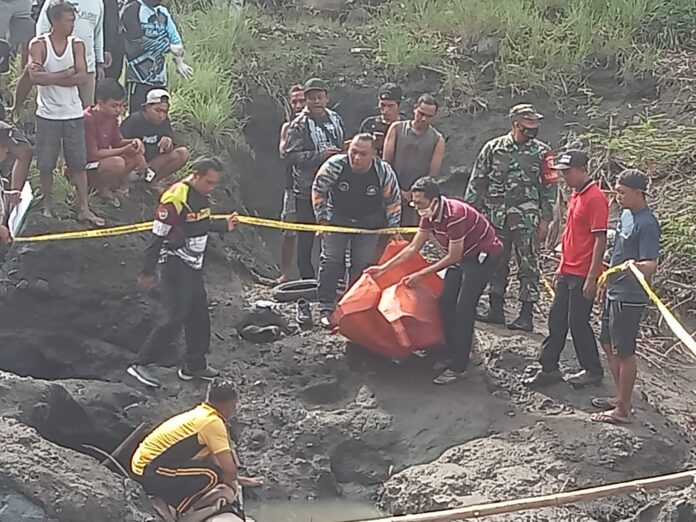 Petugas mengevakuasi mayat perempuan misterius di Sungai Setail, Tegaldlimo, Banyuwangi, Jumat (20/1/2023) pagi.