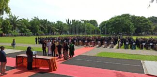 Pelantikan ratusan personel PPS di Banyuwangi dilantik dengan pakaian khas Osing, Selasa (24/1/2023) pagi.