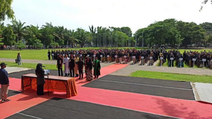 Pelantikan ratusan personel PPS di Banyuwangi dilantik dengan pakaian khas Osing, Selasa (24/1/2023) pagi.