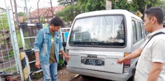 Mobil curian dibuang pelaku di pinggir jalan Sukowidi, Banyuwangi.