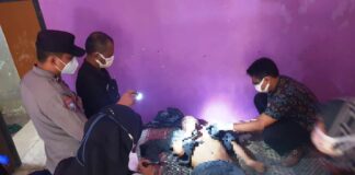 Polisi bersama medis memeriksa penjaga biliar yang ditemukan tewas di Desa Kebaman, Kecamatan Srono, Banyuwangi, Kamis (12/1/2023) pagi.