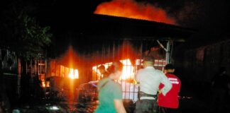 Polisi bersama petugas pemadam memadamkan kebakaran toko di Desa Kedunggebang, Kecamatan Tegaldlimo, Banyuwangi, Rabu (4/1/2023) dini hari.