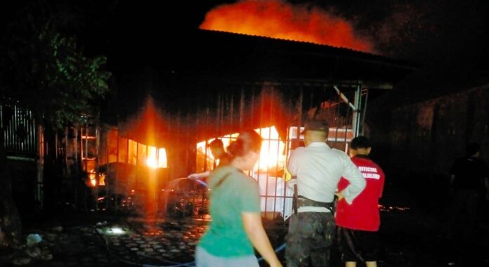 toko terbakar Polisi bersama petugas pemadam memadamkan kebakaran toko di Desa Kedunggebang, Kecamatan Tegaldlimo, Banyuwangi, Rabu (4/1/2023) dini hari.