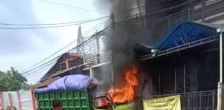 Sebuah truk pengangkut sabut kelapa terbakar di Jalan Raya Klatak, Banyuwangi, Senin (30/1/2023) siang.