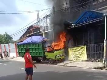 truk Sebuah truk pengangkut sabut kelapa terbakar di Jalan Raya Klatak, Banyuwangi, Senin (30/1/2023) siang.