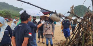 Petugas DLH Banyuwangi mengecek lokasi temuan limbah medis di Pantai Pulau Merah, Banyuwangi.