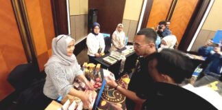 Juru bicara BUMN Arya Sinulingga melihat produk UMKM binaan PNM di Banyuwangi, Kamis (9/2/2023) siang/udi