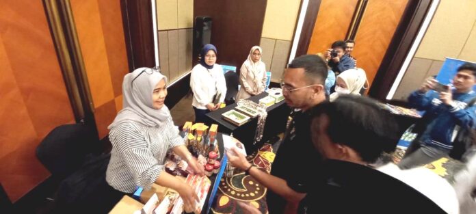 WhatsApp Image 2023-02-09 at 11.55.06 Juru bicara BUMN Arya Sinulingga melihat produk UMKM binaan PNM di Banyuwangi, Kamis (9/2/2023) siang/udi
