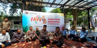 Potong tumpeng disela tasyakuran Hari Pers Nasional di Banyuwangi, Kamis (9/2/2023) siang/udi