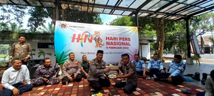 WhatsApp Image 2023-02-09 at 15.50.32 Potong tumpeng disela tasyakuran Hari Pers Nasional di Banyuwangi, Kamis (9/2/2023) siang/udi