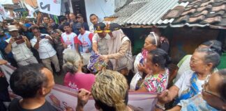 Anggota DPR RI Sumail Abdullah menyerahkan sembako warga terdampak banjir di Kelurahan Kepatihan, Banyuwangi, Senin (13/2/2023) siang/udi