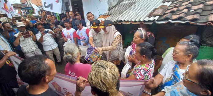 WhatsApp Image 2023-02-13 at 17.32.09 Anggota DPR RI Sumail Abdullah menyerahkan sembako warga terdampak banjir di Kelurahan Kepatihan, Banyuwangi, Senin (13/2/2023) siang/udi