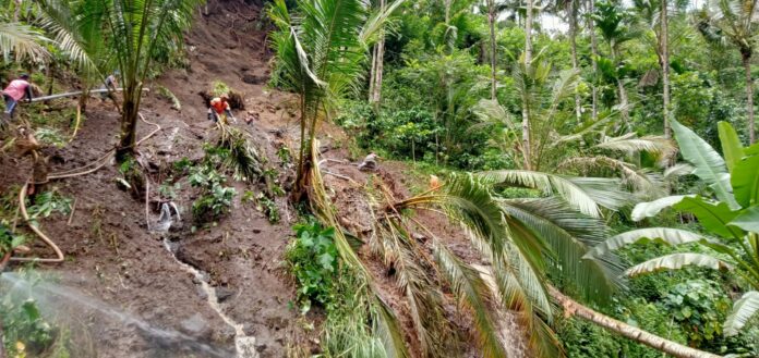 WhatsApp Image 2023-02-14 at 13.32.10 Petugas dibantu warga melakukan pencarian warga yang diduga tertimbun longsor di Kelurahan Gombengsari, Banyuwangi, Selasa (14/2/2023) siang/ist.