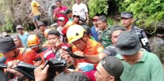 Tim SAR dibantu warga mengevakuasi korban tewas tertimbun longsor di Kelurahan Gombengsari, Kecamatan Kalipuro, Banyuwangi, Rabu (15/2/2023) siang.