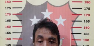 Pelaku pencabulan anak tiri diamankan di Polsek Cluring, Banyuwangi.