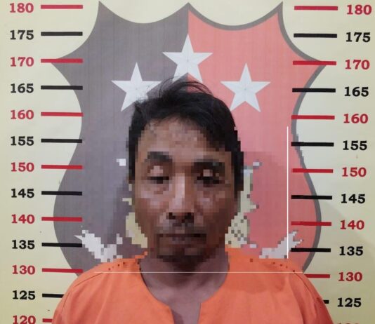 Pelaku pencabulan anak tiri diamankan di Polsek Cluring, Banyuwangi.