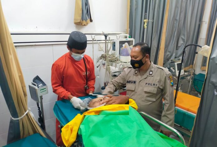 korban Petugas memeriksa penumpang KA Pandanwangi yang meninggal dalam perjalanan, Senin (6/2/2023) sore.