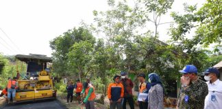 Kegiatan pengerjaan perbaikan jalan di Banyuwangi.