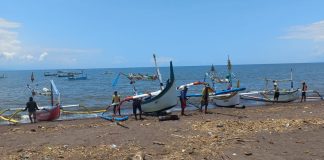Nelayan di Banyuwangi sedang meminggirkan perahunya, Rabu (15/3/2023) siang.